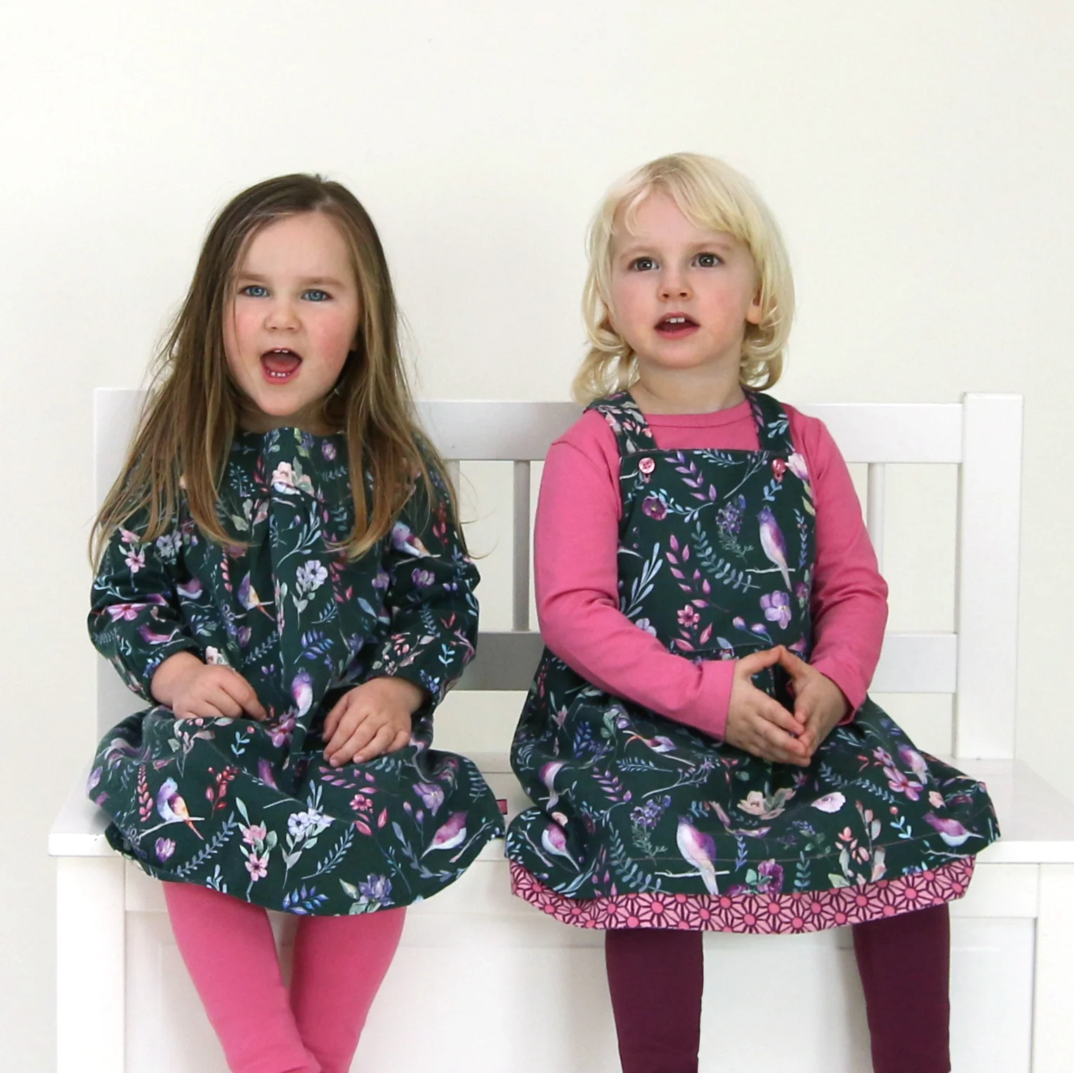 Wendekleid in grün mit Vögel von Enfant Terrible - Image 3