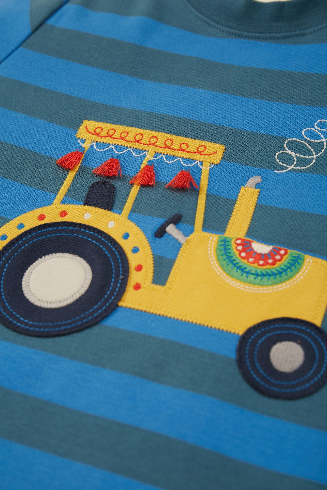 T-Shirt gestreift mit Traktor von Frugi - Image 3