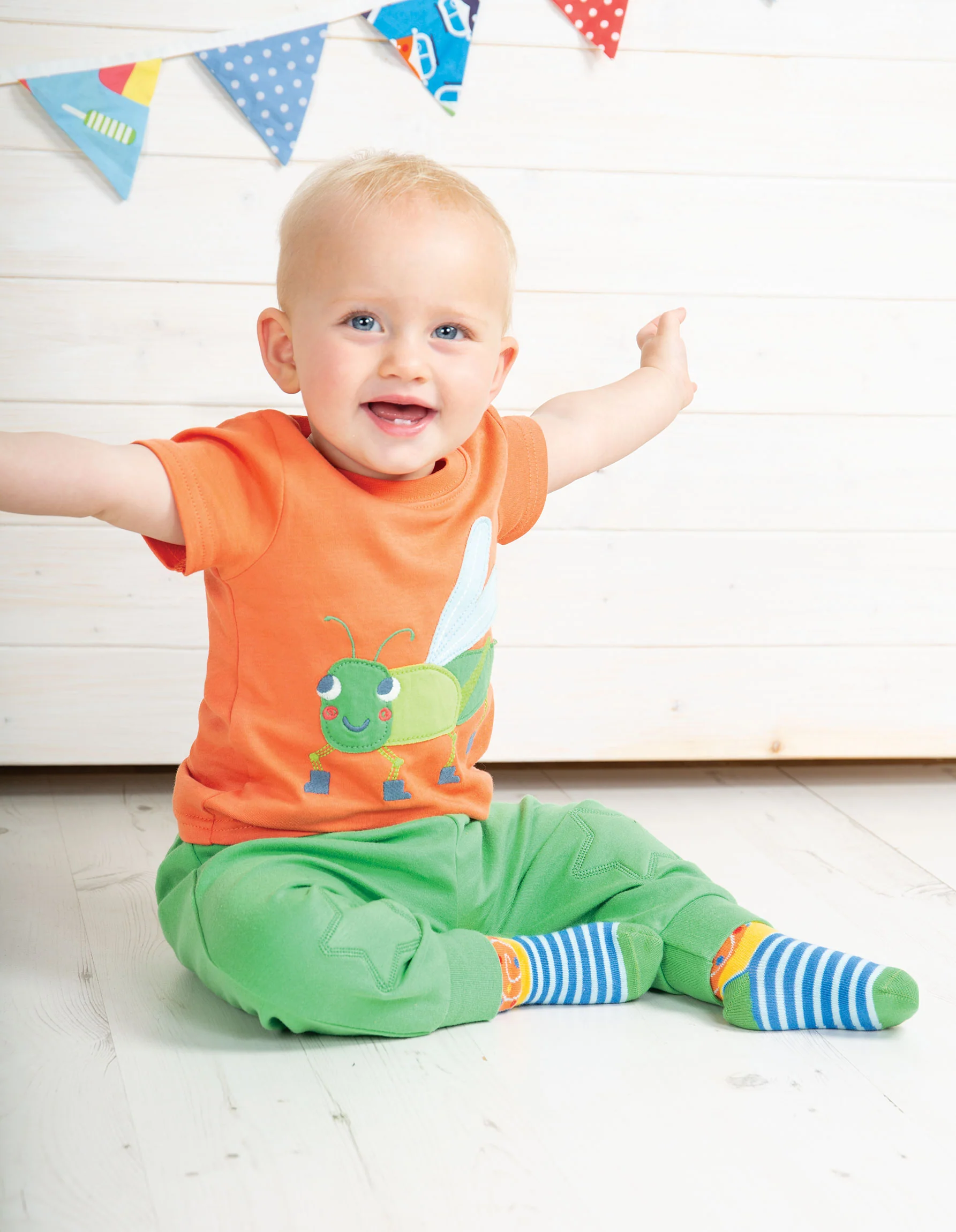 Kurzarm T-Shirt mit Grashüpfer Applikation ( 0-3, 6-12 Monate ) von Frugi - Image 3