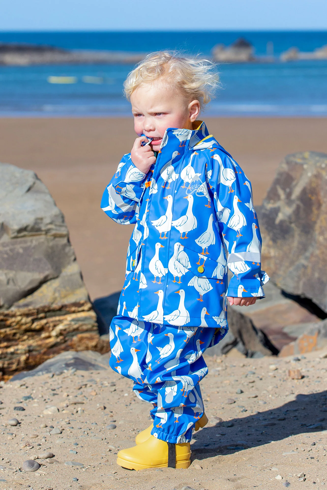 Regenjacke Gänse mit Reflektoren, aus Petflaschen recycelt, von Frugi - Image 2