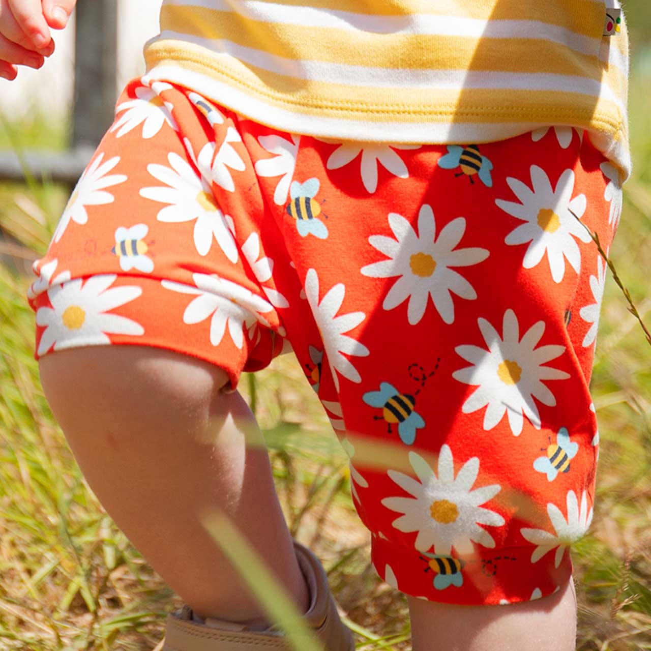 Shorts Blumen und Bienen von Frugi - Image 2
