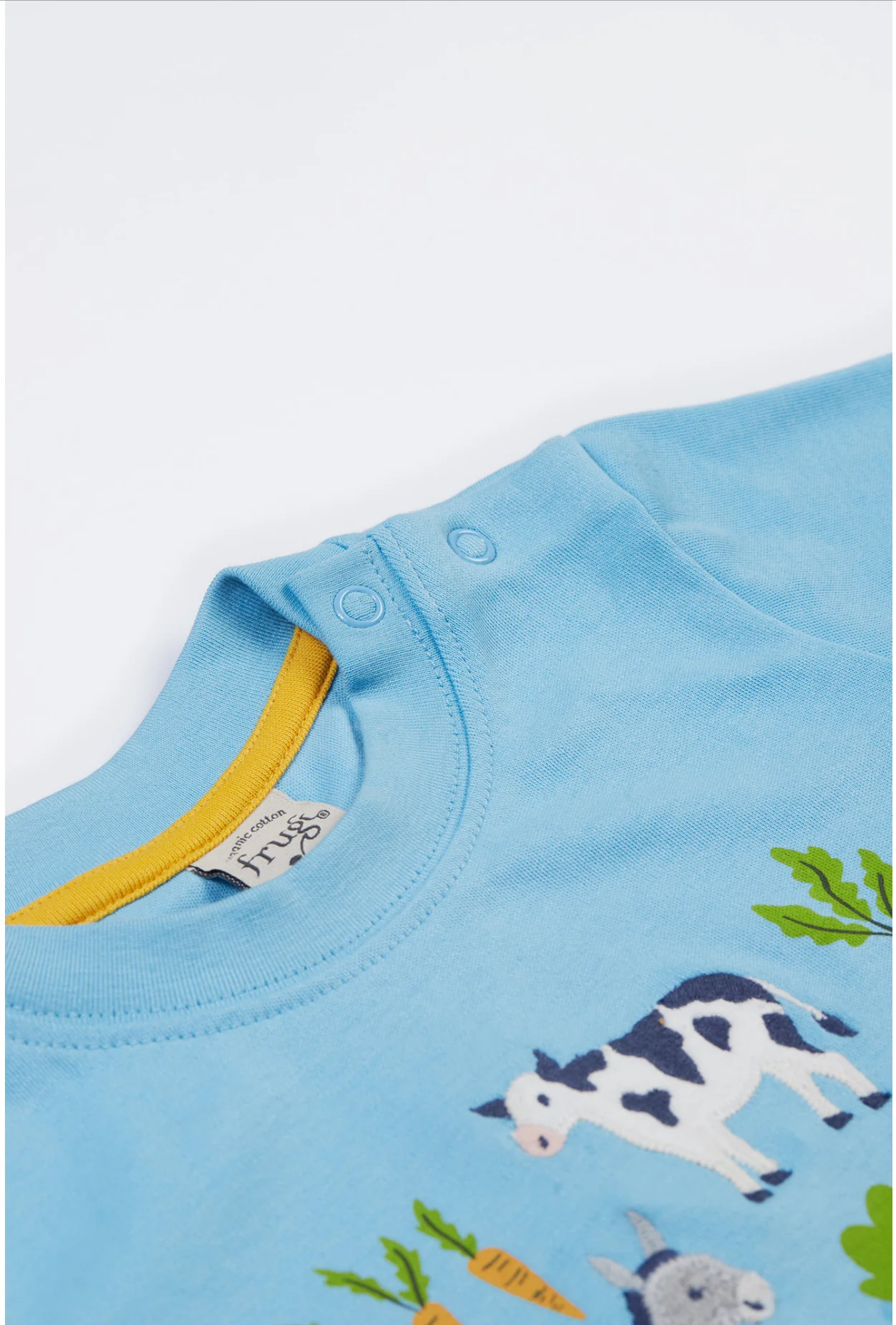 T-Shirt mit Bauernhof und Tieren von Frugi - Image 3